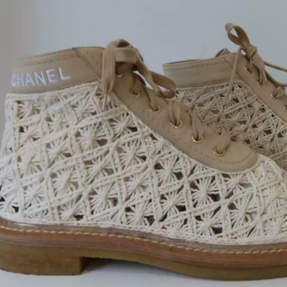 Beautiful Chanel SHOES - Picture 4 of 11